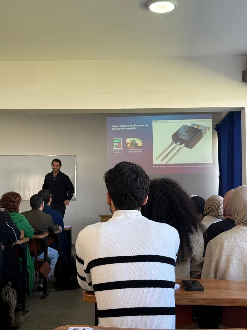Yahya Mdarhri presenting to a lecture-hall audience